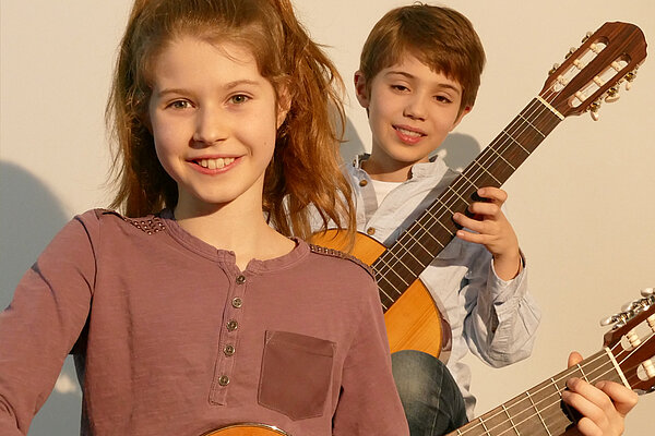 Zwei Kinder mit Gitarren