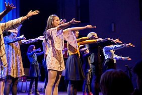 Musical-Darstellende singen auf einer Bühne