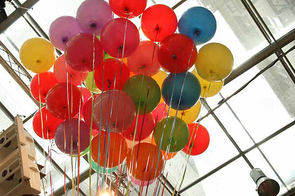 Luftballons die oben an der Decke schweben