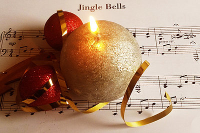 Veranstaltungsbild Weihnachtskugel auf Notenblättern