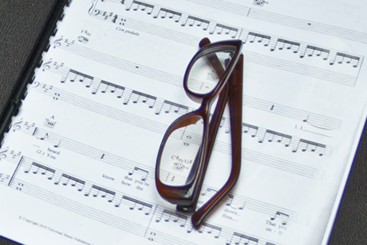 Brille die auf Musiknoten liegt